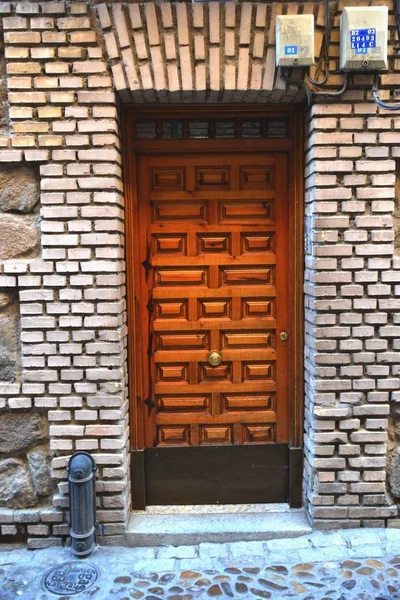 A cidade de Toledo encontramos esta porta, Espanha — Fotografia de Stock