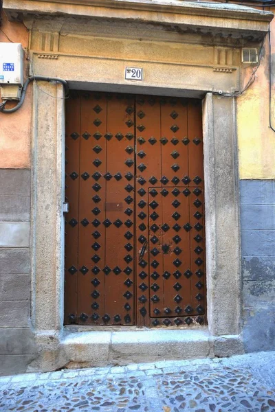 A cidade de Toledo encontramos esta porta, Espanha — Fotografia de Stock