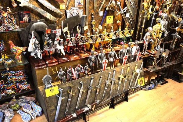 Epées en acier sur une vitrine de magasin d'armes, Tolède — Photo