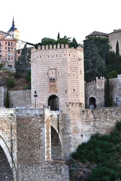 Historický pohled na Toledo a Alcantara most přes Tagus, Španělsko. — Stock fotografie