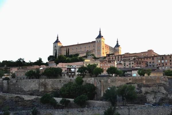 Toledo, Espanha cidade velha paisagem urbana no Alcazar — Fotografia de Stock