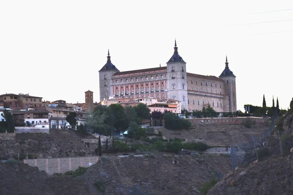 Toledo, Espanha cidade velha paisagem urbana no Alcazar — Fotografia de Stock