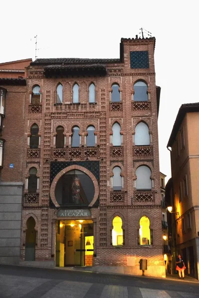 Tiendas y otros edificios en una calle histórica de Toledo, España — Foto de Stock