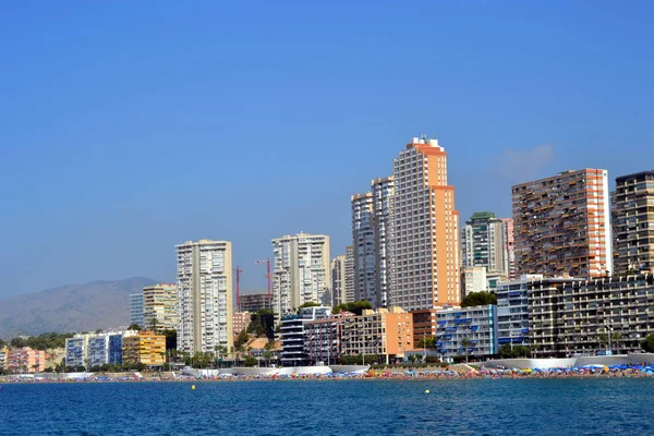 Napos panoráma Benidorm város tengerpartjától, Alicante Földközi-tengernél — Stock Fotó