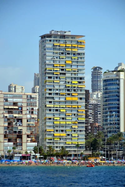 Napos kilátás Benidorm város tengerpartjától Alicante mediterrán Spanyolország — Stock Fotó