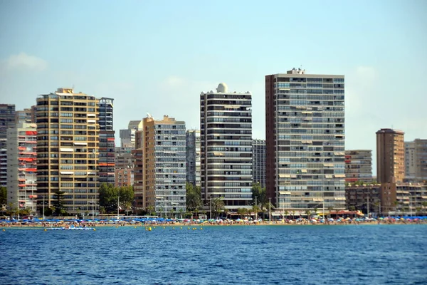 Napos panoráma Benidorm város tengerpartjától, Alicante Földközi-tengernél — Stock Fotó