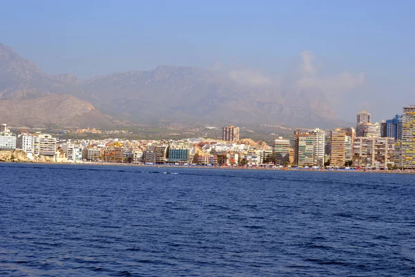 Soleada vista panorámica de la ciudad de Benidorm con paseo marítimo en Alicante Mediterráneo de España — Foto de Stock