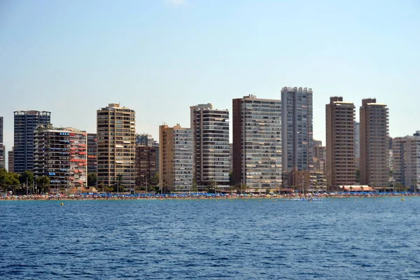 İspanya Alicante Akdeniz'de deniz kıyısında Benidorm şehir güneşli panoramik görünümü