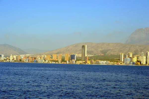 Soleada vista panorámica de la ciudad de Benidorm con paseo marítimo en Alicante Mediterráneo de España — Foto de Stock