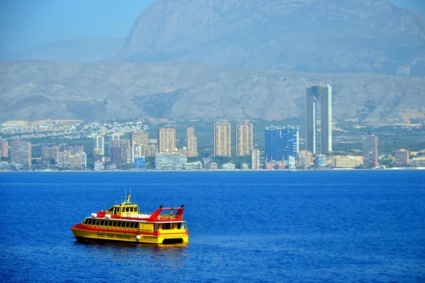Gebäude und Boot, Benidorm Stadt mit Strandpromenade in alicante Mittelmeer von Spanien — Stockfoto