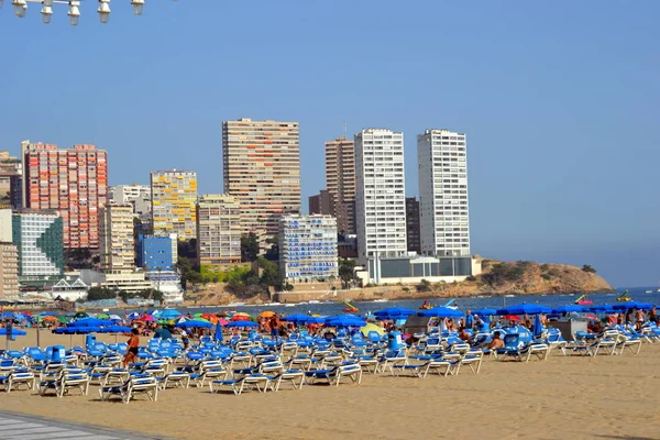 Panoramablick auf den Strand von Benidorm von Touristen — Stockfoto