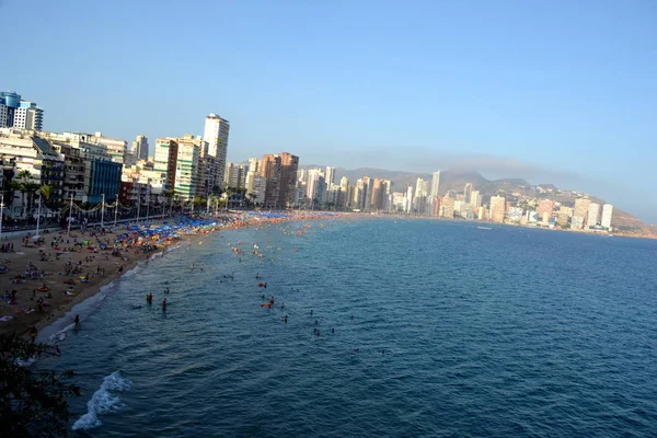 Turist Benidorm plajında panoramik görünümü 
