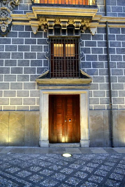 Una bella vista classica di una vecchia porta di legno a Granada — Foto Stock