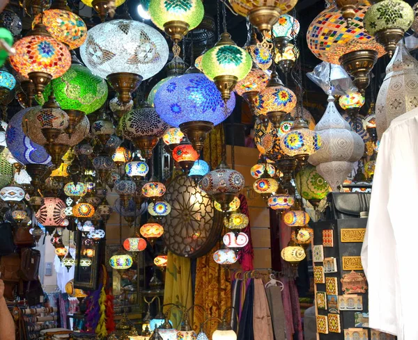 Bunte Glaslampen auf dem Basar in Granada, Spanien — Stockfoto
