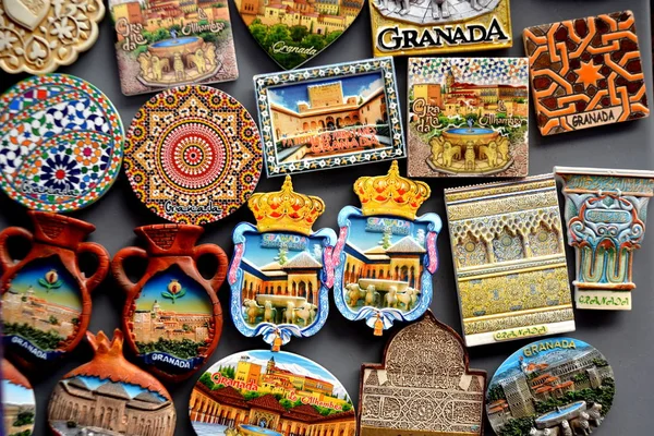 Souvenirs aus Granada. Arabesken-Magnete aus Keramik, Spanien — Stockfoto