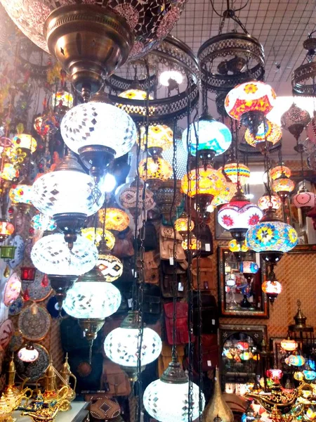 Lâmpadas de vidro coloridas no bazar, em Granada, Espanha — Fotografia de Stock