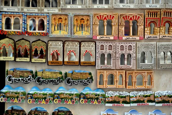 Сувениры Гранады. Керамические магниты арабеск, Испания — стоковое фото