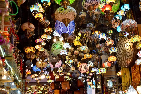 Bunte Glaslampen auf dem Basar in Granada, Spanien — Stockfoto