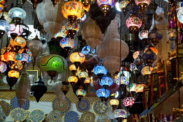 Barevné skleněné lampy v bazaru, v Granadě, Španělsku — Stock fotografie