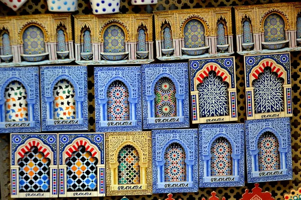 Souvenirs aus Granada. Arabesken-Magnete aus Keramik, Spanien — Stockfoto