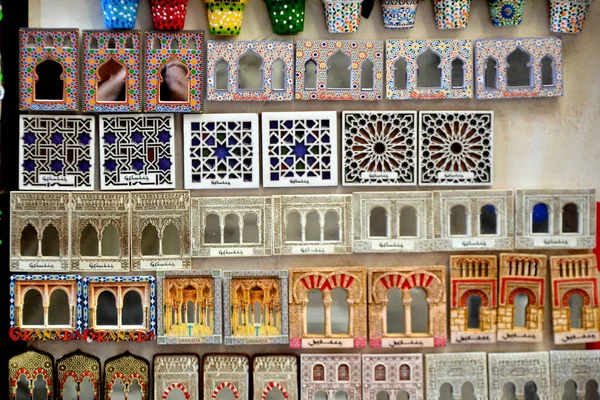 Souvenirs aus Granada. Arabesken-Magnete aus Keramik, Spanien — Stockfoto