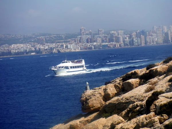 Edificios y embarcaciones, Benidorm ciudad con paseo marítimo en Alicante Mediterráneo de España — Foto de Stock