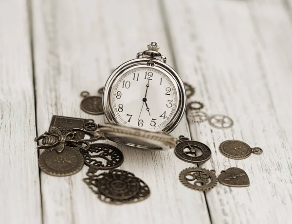 Vintage Reloj Steampunk Acostado Una Superficie Madera Entre Los Engranajes —  Fotos de Stock