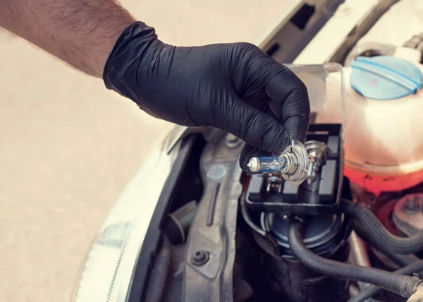 Mann Mit Schwarzen Handschuhen Repariert Auto — Stockfoto