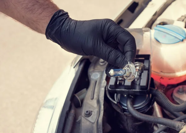 Mão Homem Usando Luvas Pretas Reparando Carro — Fotografia de Stock