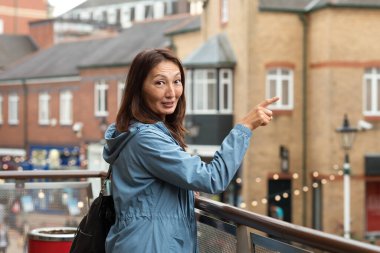 Avrupa 'da dolaşan mavi ceketli Asyalı kadın.