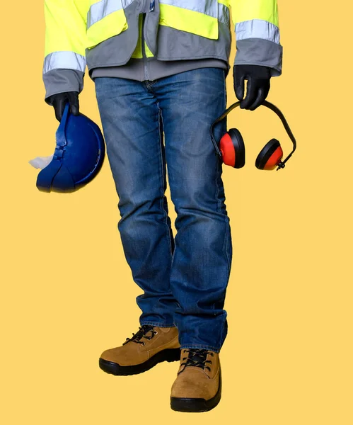 Werkman Met Jeans Handschoenen Laarzen Beschermende Uitrusting Helm Oorbeschermer Gele — Stockfoto
