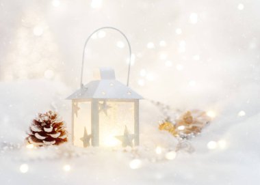 Noel ağacı, beyaz fener ve dekorasyonlu bir Noel arkaplanı.