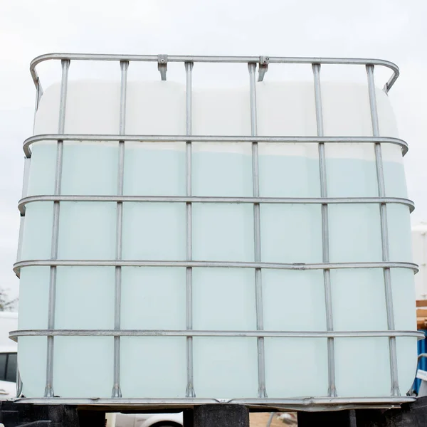 1000 Liter Schüttgutzwischenbehälter Flüssigkeitsspeicher Auf Baustelle — Stockfoto