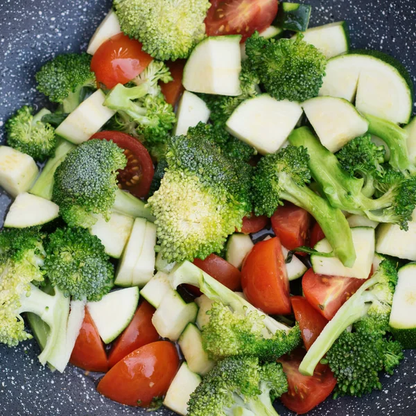 Verduras Verdes Brócolis Abobrinha Tomates Uma Panela Woc — Fotografia de Stock