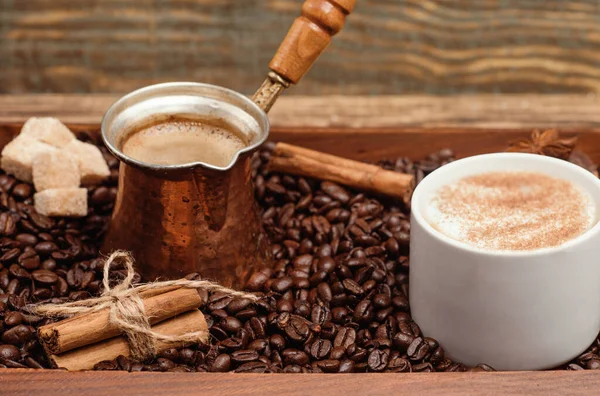 Tasse Kaffee Kaffeekanne Zimtstangen Anis Zucker Kaffeebohnen Auf Holzgrund — Stockfoto