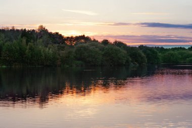 Milli parkın muhteşem manzarası Yazın günbatımında Peak District