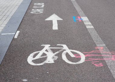 Bir şehirde bisiklet yolu tabelası ve diğer yol işaretleri