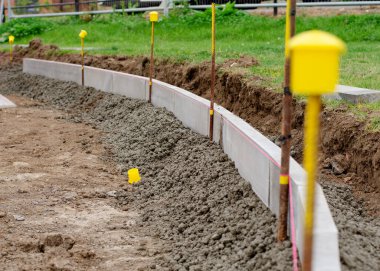 Yeni yaya yolu inşaatı, yarı kuru beton üzerine kenar kaldırım yerleştirme gelecek / tasarım bitiş yolu seviyesi için sicim hattı boyunca