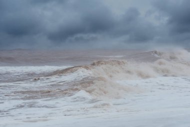 Bulutlu, gri bir günde denizin üzerinde fırtına.