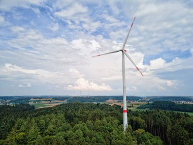 Ormanda yeşil enerji üreten bir yel değirmeni