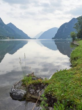 Idro Gölü 'nden Lakeshore İtalya