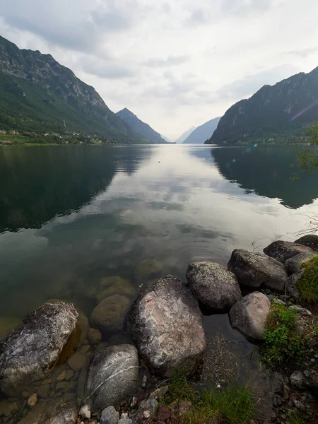 İtalya 'daki Idro Gölü' nün Lakeshore 'u Kocakarı kasabası yakınlarında.