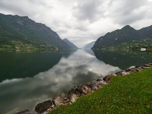 İtalya 'daki Idro Gölü' nün Lakeshore 'u Kocakarı kasabası yakınlarında.