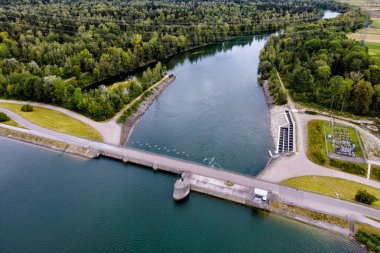 Ormandaki bir hidroelektrik santralinin kuş bakışı görüntüsü.
