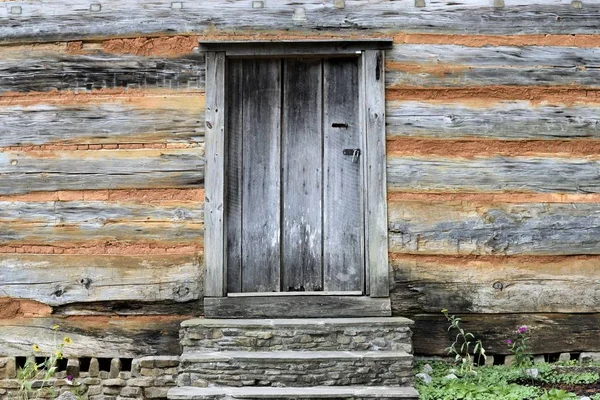 古い歴史的な木製のキャビンのドア入り口背景 — ストック写真