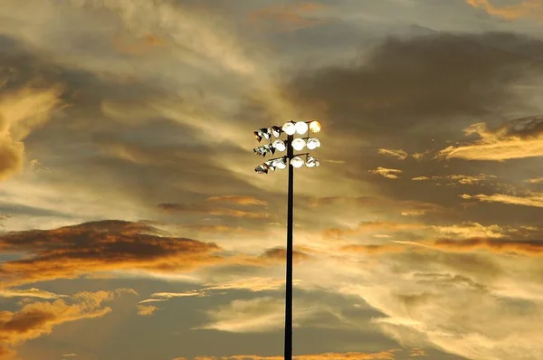 Sonnenuntergang Über Einem Baseballfeld Der Major League Mit Eingeschaltetem Stadionlicht — Stockfoto