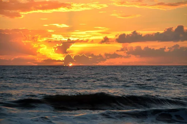 Σιλουέτα Μαγευτική Ανατολή Του Ηλίου Πάνω Από Τον Ωκεανό Στο — Φωτογραφία Αρχείου