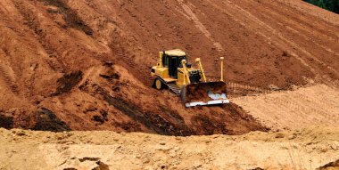 İnşaat alanında gösterilen Kırmızı kil kir Gürcistan, ABD çalışma buldozer
