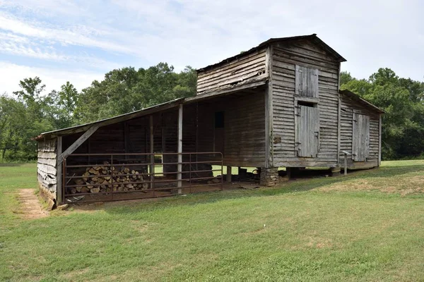 アメリカ合衆国ジョージア州郊外で流される古い素朴な納屋 — ストック写真