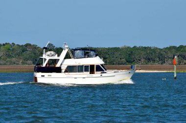 St Augustine, Florida nehir üzerinde normal hızda tekne